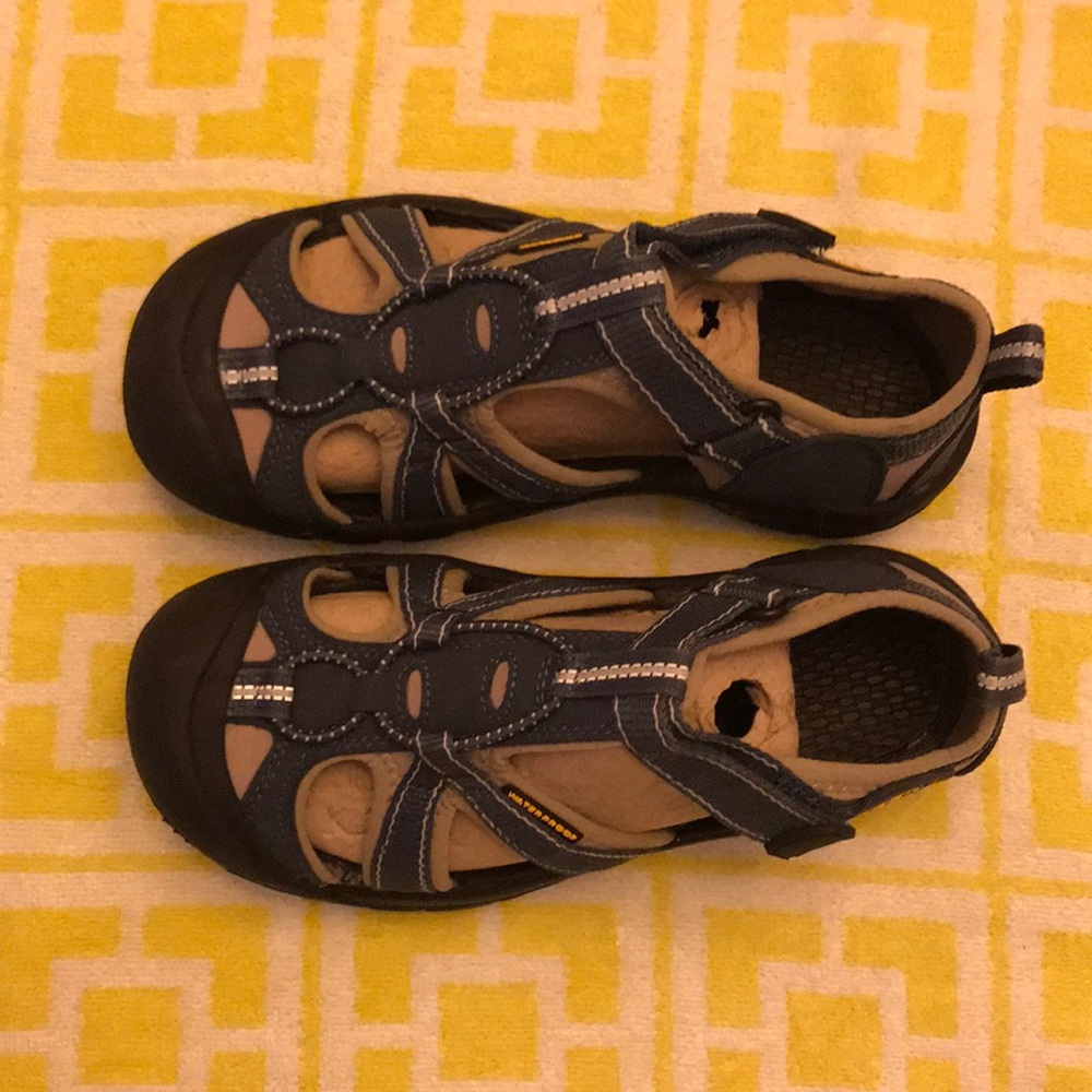 NWT Keens  Size 2 Navy